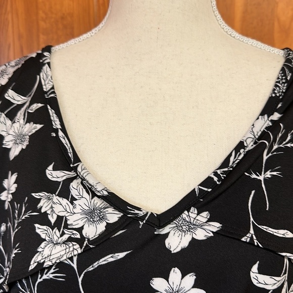 Bleeker & McDougal Vneck Layered Short Bell Sleeve Wrist Length Sleeve Floral 1X - Picture 2 of 9